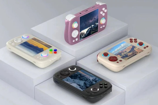 Anbernic RG Cube: Unique Handheld Game System Enhances Gaming Experience
