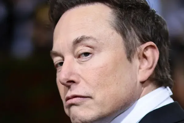Elon Musk Urges Shift to X Chat After AWS Disruption