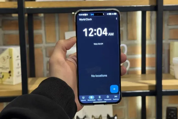 Google Clock Restores Solid Alarm Background in Update Google Clock Restores Solid Alarm Background in Update