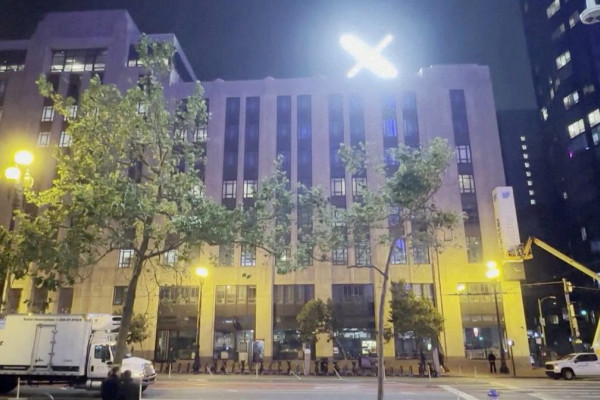 X Faces Backlash for Blocking Signal Messaging Links