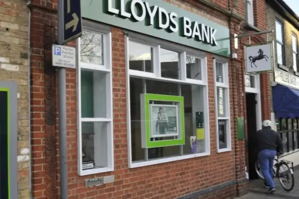 Lloyds Enables Cash Deposit via New App at 30,000 Locations