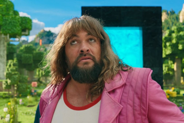 Mixed Reactions to Teaser for 2025 Minecraft Movie Featuring Jason Momoa